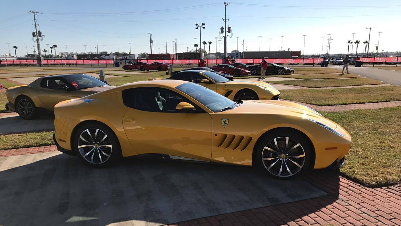 Tα χαρακτηριστικά βράγχια της ιστορικής 275 GTB του 1964, δίνουν την «αγριάδα» που της αρμόζει.

